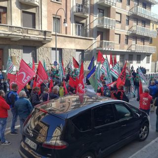 Operai e forestali di Fai, Flai e Uila di fronte alla Rai di Torino