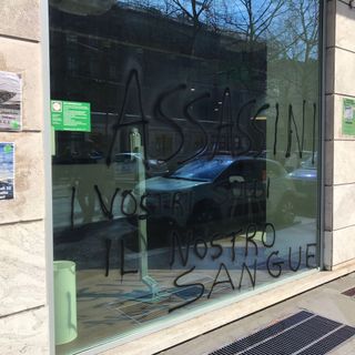 scritte contro filiale Intesa Sanpaolo