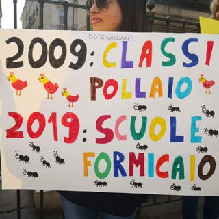 &quot;No alle scuole formicaio&quot;: maestre e docenti della Salgari in presidio sotto il Comune di Torino (FOTO e VIDEO)