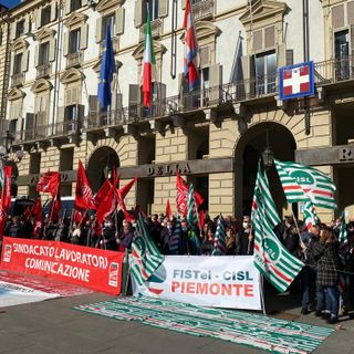 protesta lavoratori tim piazza castello