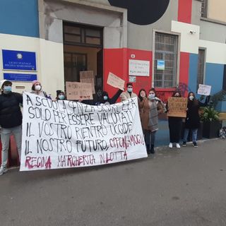 Protesta davanti al liceo 'Regina Margherita' di Torino: “Ripresa delle lezioni in condizioni inaccettabili”