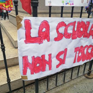 &quot;La scuola non si tocca&quot;: il personale delle scuole dell'infanzia protesta davanti al Comune di Torino