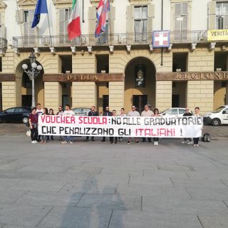 Voucher scuola, proteste delle mamme in piazza Castello: &quot;No alle graduatorie che penalizzano gli italiani&quot; [FOTO E VIDEO]
