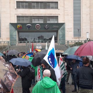 Mirafiori, la pioggia non ferma la rabbia degli operai Mirafiori, la pioggia non ferma la rabbia degli operai