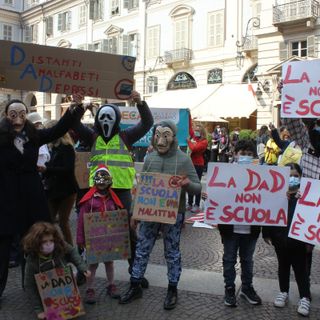 Sciopero della Dad, folla in piazza Carignano per chiedere la riapertura delle scuole: “Torniamo in aula” (VIDEO e FOTO)