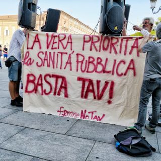 Le donne No Tav in piazza Castello: &quot;Opera porterà nuove malattie, il Covid non ci ha insegnato nulla&quot; (FOTO e VIDEO)