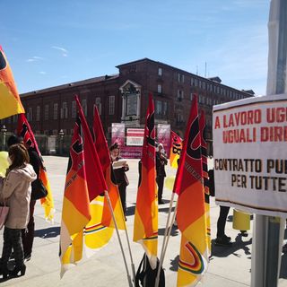 Infermieri ed Oss in protesta in piazza Castello: &quot;Illegittimo sospendere dal lavoro chi non si vaccina&quot;