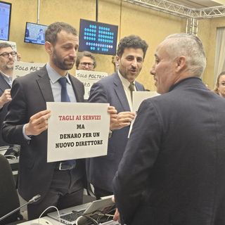 La protesta degli esponenti del Pd durante il Consiglio regionale
