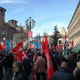 Manovra e pensioni, centinaia di persone in piazza per protestare contro il governo (FOTO e VIDEO)