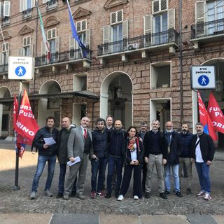 Protesta dei poliziotti sotto la Prefettura: “Il contratto di lavoro è scaduto da 4 mesi”