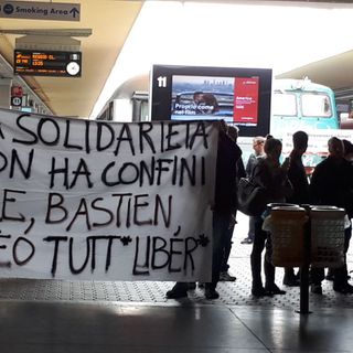 Attivisti arrestati a Briançon: protesta a Porta Nuova per chiedere la liberazione di Ele, Bastien e Thèo