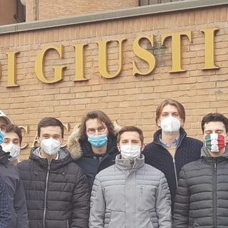 la protesta dei praticanti avvocati di fronte a Palazzo di Giustizia
