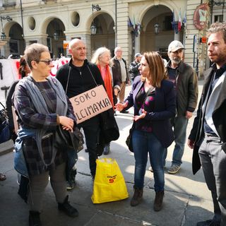 &quot;Non toglieteci la dignità, non chiudete Pulcimania&quot;: presidio degli operatori davanti al Comune di Torino