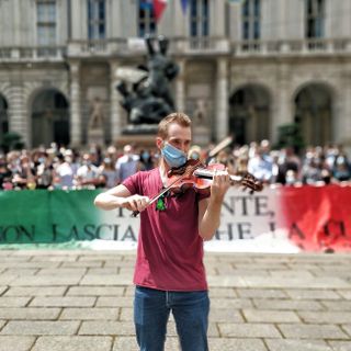 Teatro Regio, in centinaia davanti al Municipio per dire No al commissariamento [FOTO E VIDEO]