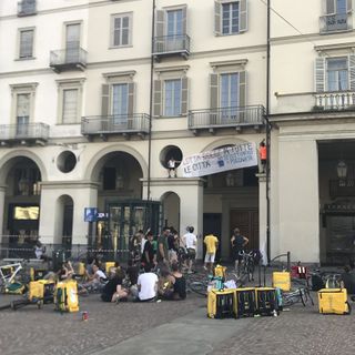 “Lotta rider in tutte le città”: a Torino va in scena la protesta dei fattorini
