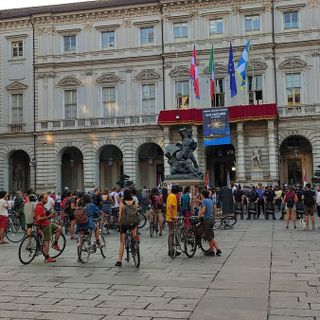 protesta rider davanti al comune