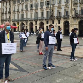 Insegnanti in piazza e a distanza di 2 metri: “A settembre come ripartiremo? Impossibile fare lezione così” [VIDEO]