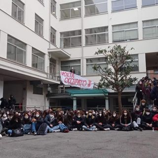 Insegnanti e genitori, scoppia la protesta sotto il Comune: “Giù le mani dalla scuola” [VIDEO e FOTO]