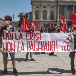 Protestano i Cobas a Torino: &quot;Governo tassi i ricchi per pagare la crisi&quot;