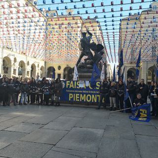 Protesta di &quot;Carnevale&quot; dei lavoratori dei parcheggi Gtt sotto il Comune: &quot;Chiara tieni le 'bugie'&quot;