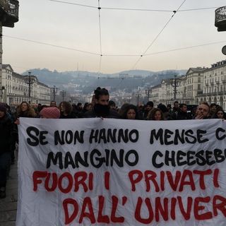 Attimi di tensione a Torino al corteo degli studenti per la protesta contro il Burger King (FOTO e VIDEO)