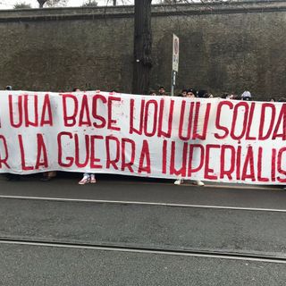 striscione manifestanti