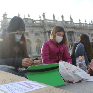 Protesta degli studenti in piazza Castello contro la DAD
