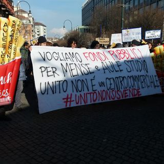 &quot;Se non hanno le mense, dategli le patatine fritte&quot;: gli studenti in marcia contro il Mc Donald's (FOTO E VIDEO)