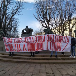 La protesta degli studenti in piazza Solferino