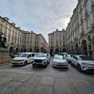 Taxi in protesta davanti al Comune di Torino: &quot;Vogliamo più sicurezza e no abusivismo&quot;
