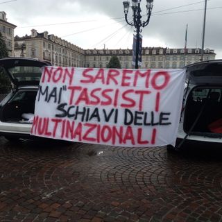 &quot;Mai schiavi delle multinazionali&quot;: la protesta dei taxisti davanti alla Prefettura
