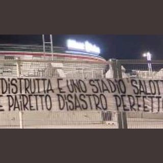 Foto tratta dal profilo Twitter &quot;JUNIVERSE&quot;