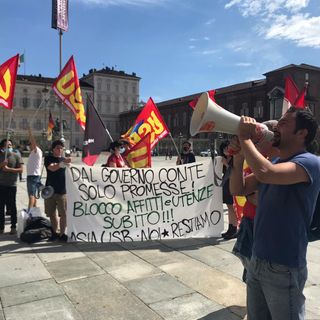 &quot;Tornare a casa con 20 euro è imbarazzante, chiediamo un aiuto&quot;: in piazza Castello la rabbia dei tassisti [VIDEO]