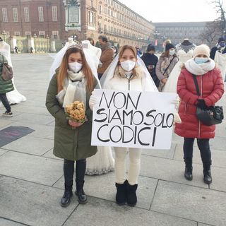 Persone in piazza Castello protestano per il blocco al settore dei matrimoni