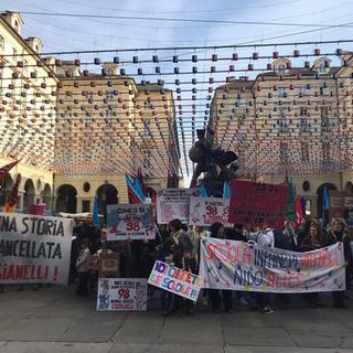 &quot;Stop ai tagli nelle scuole dell'infanzia, si sta smantellando un servizio&quot;: a Torino raccolte 380 firme