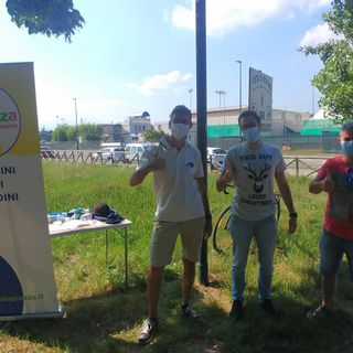 I cittadini ripuliscono il parco Colonnetti dall'immondizia