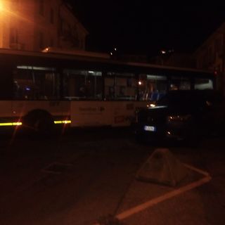 Due autobus bloccati da Suv parcheggiato: dopo mezz'ora di manovre riescono a passare