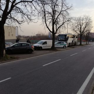 Sicurezza stradale, autobus fermato in via Traves dalla municipale: 2000 euro di multa