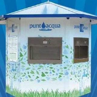 L'acqua frizzante del Punto Smat di corso Galileo si paga anche con il Pos
