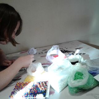 Più di 115mila chiodini per un'opera d'arte che i ragazzi disabili regalano a NIDA Onlus