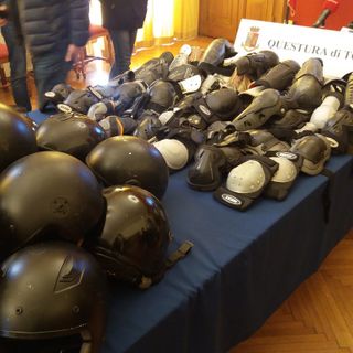 Caschi e parastinchi nell'Asilo degli anarchici. Il questore: &quot;Non sappiamo di altre possibili occupazioni&quot;
