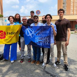 Attivisti fuori dalle Vallette