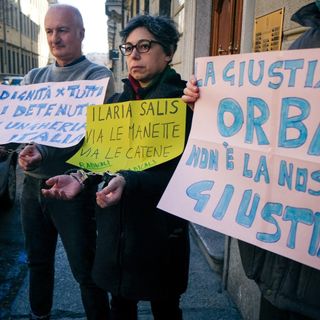 I Radicali incatenati e in manette solidali con Ilaria Salis: &quot;La giustizia di Orban non è la nostra&quot;