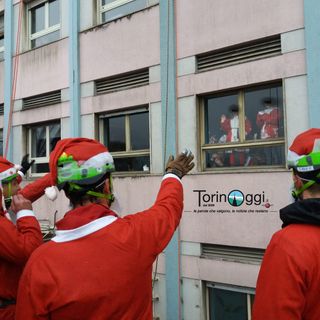 Nemmeno la pioggia ferma una solidarietà a prova di bomba: decimo raduno per i Babbi Natale sotto le finestre del Regina Margherita [FOTO e VIDEO]