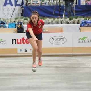 ragazza che gioca a bocce