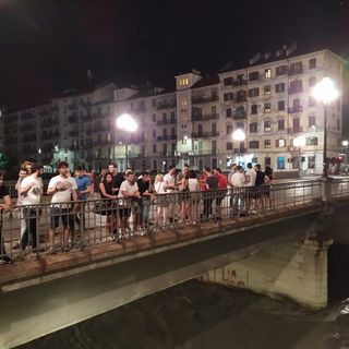 Ragazza scivola nella Dora ma riesce a risalire