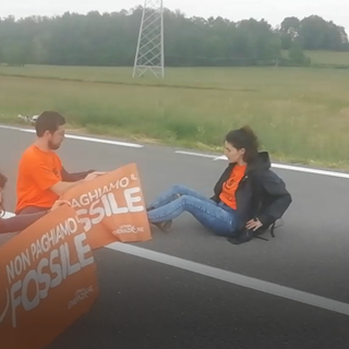 protesta ambientalisti in mezzo alla strada