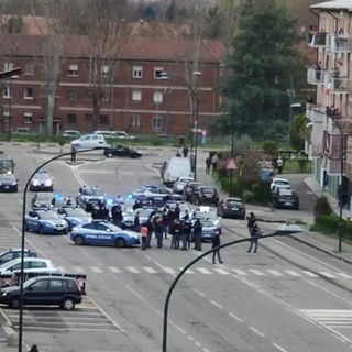 Far west alla Falchera: un uomo tenta di rapinare una farmacia, gli agenti lo bloccano ma a difenderlo interviene la sua famiglia