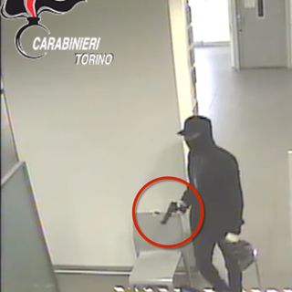 Castellamonte, rapina una banca pistola in pugno, poi si dà alla fuga sull'auto di papà: arrestato [VIDEO]