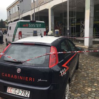 Sparatoria alle Poste di piazza Montale a Torino: ferito il rapinatore, un Vigile del Fuoco sospeso dal servizio